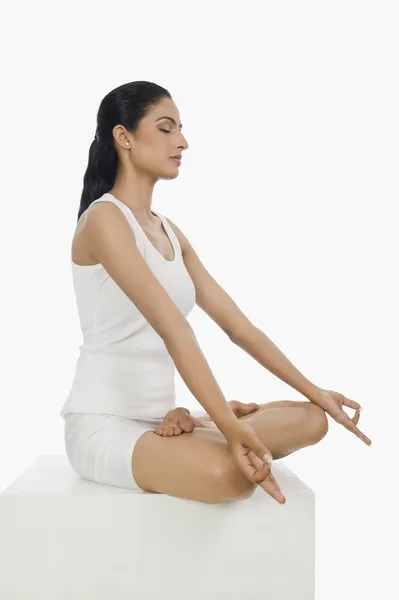 Woman practicing yoga — Stock Photo, Image