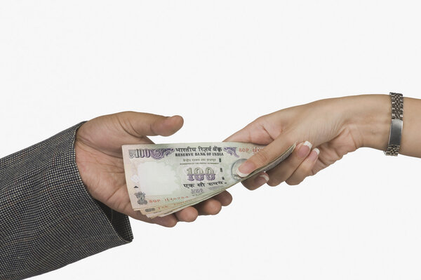 Женщина дает деньги мужчине
