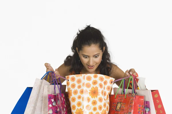 Donna in cerca di borse della spesa — Foto Stock