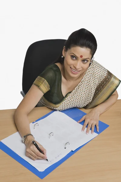 Businesswoman working in an office — Stock Photo, Image