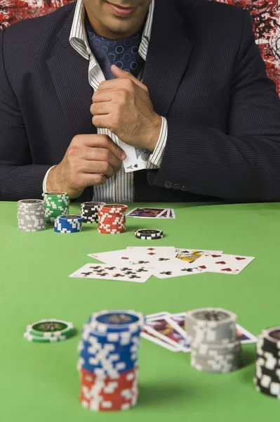 Homem em uma mesa de casino — Fotografia de Stock