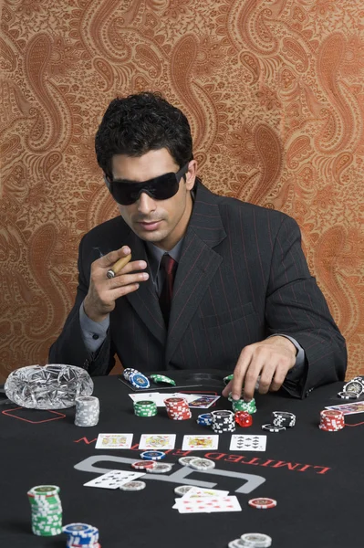 Homem em uma mesa de casino — Fotografia de Stock