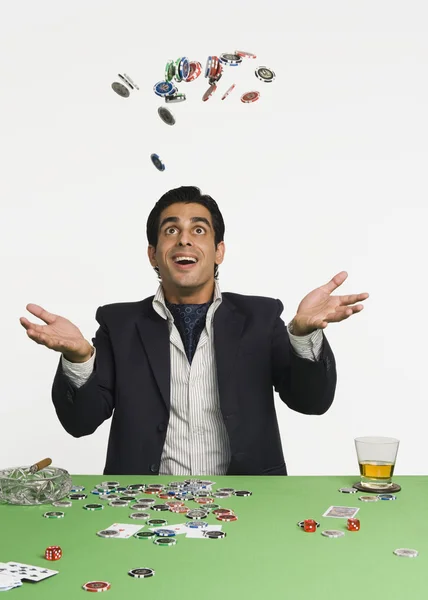 Hombre lanzando fichas de juego en un casino —  Fotos de Stock