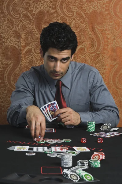 Человек, играющий в казино — стоковое фото