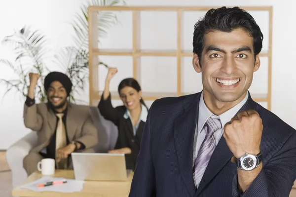 Ejecutivos de negocios mostrando puño — Foto de Stock