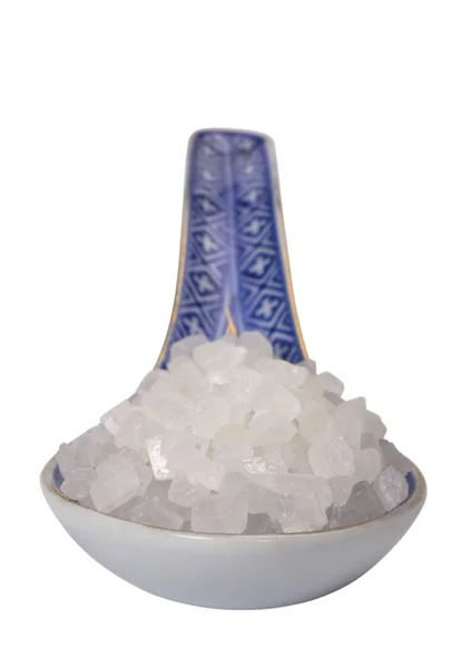 Primer plano de una cuchara llena de azúcar cristalina — Foto de Stock