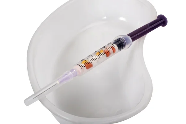 Medische injectie op een nier schotel — Stockfoto