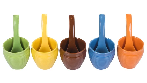 Contenitori in ceramica assortiti e cucchiai da minestra — Foto Stock