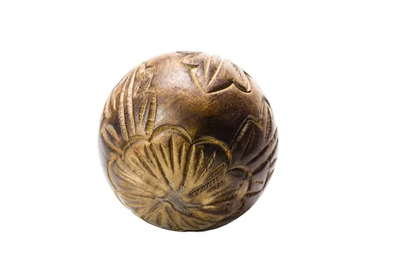 Primer plano de una bola de madera decorativa — Foto de Stock