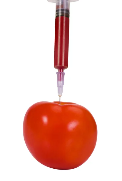 Tomaat wordt geïnjecteerd met een spuit — Stockfoto