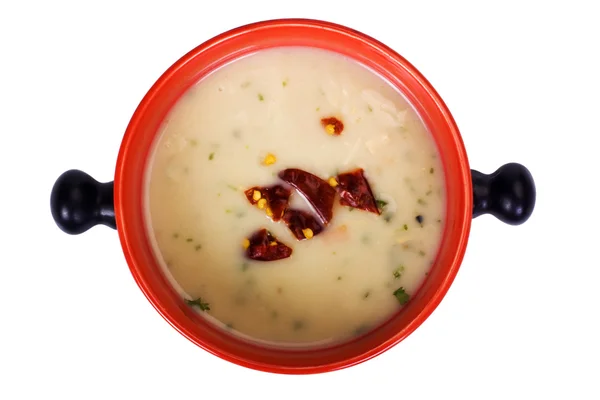 Nahaufnahme einer Pfanne Suppe mit Chiliflocken — Stockfoto