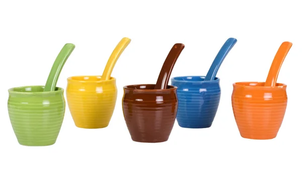 Různé keramické nádoby a polévkové lžíce — Stock fotografie