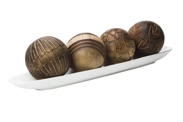Primer plano de las bolas de madera decorativas en una bandeja — Foto de Stock