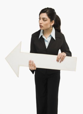 holding bir ok işareti işkadını