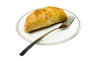 Close-Up bir çatal bir plaka ile doldurulmuş bir pasta