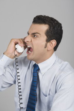 bir telefonla bağırıp işadamı