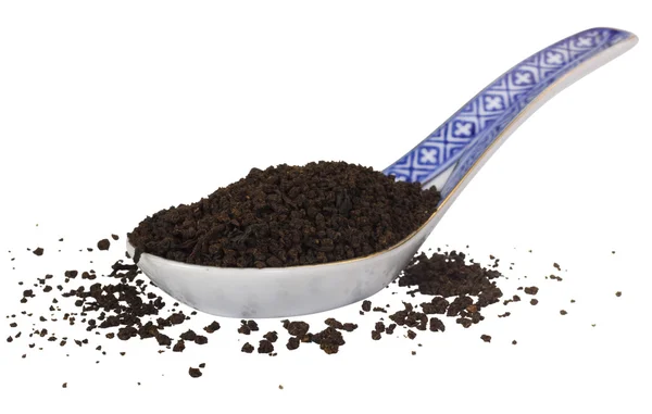 Primer plano de una cuchara llena de hojas de té secas —  Fotos de Stock