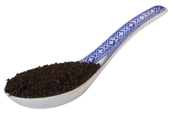 Primo piano di un cucchiaio pieno di foglie di tè essiccate — Foto Stock