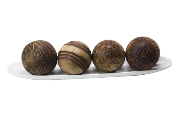Close-up van decoratieve houten ballen op een dienblad — Stockfoto