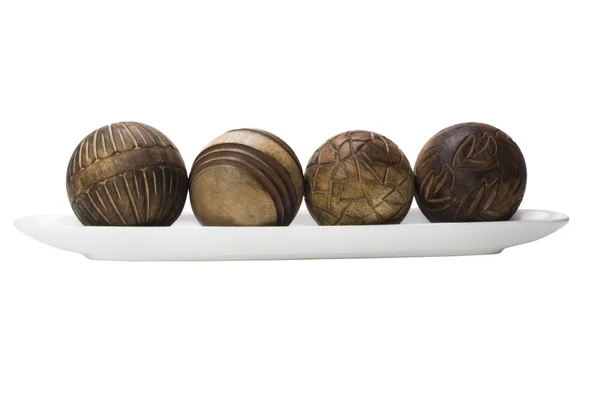 Primer plano de las bolas de madera decorativas en una bandeja —  Fotos de Stock