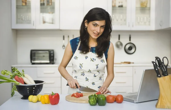 Vrouw hakken tomaten — Stockfoto