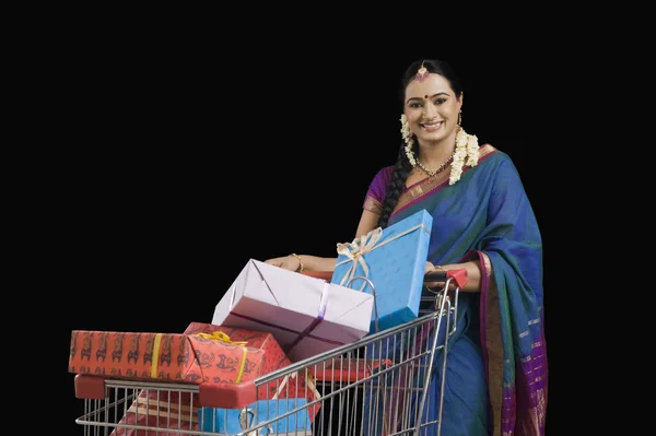 Mulher carregando presentes — Fotografia de Stock