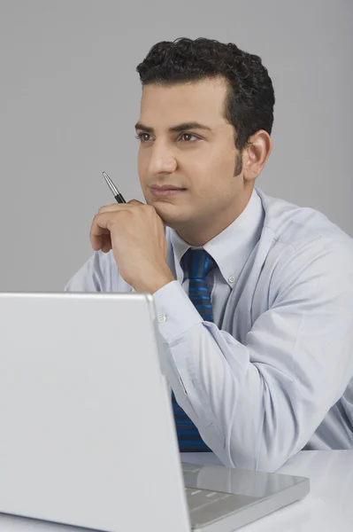 Empresário na frente de um laptop — Fotografia de Stock