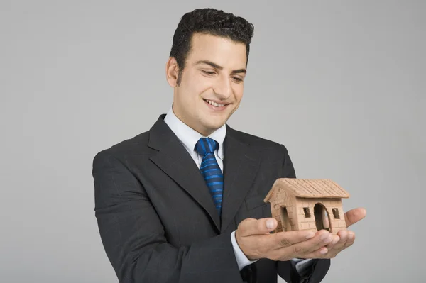 Podnikatel drží model domácí — Stock fotografie