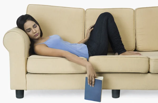 Mujer durmiendo en un sofá — Foto de Stock