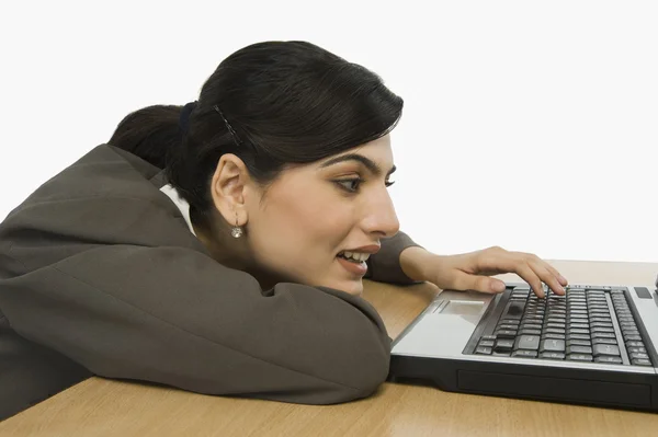 Mujer de negocios usando una computadora portátil — Foto de Stock