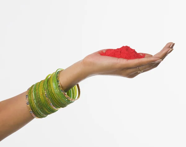 Hand som håller holi färger — Stockfoto