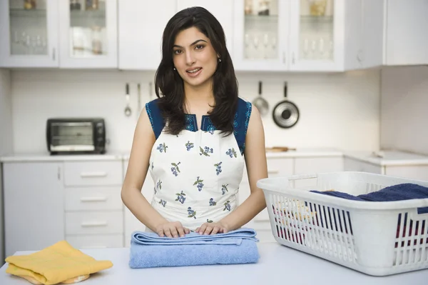 Vrouw vouwen Wasserij — Stockfoto