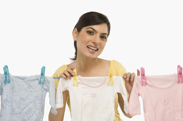 Donna appesa vestiti su una clothesline — Foto Stock