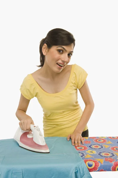 Woman ironing clothes — Stock Photo, Image