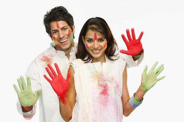 Casal mostrando suas mãos coloridas — Fotografia de Stock