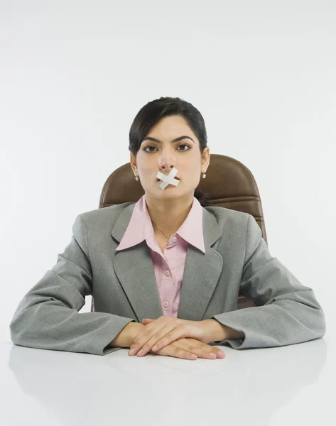 Femme d'affaires avec du ruban adhésif sur la bouche — Photo