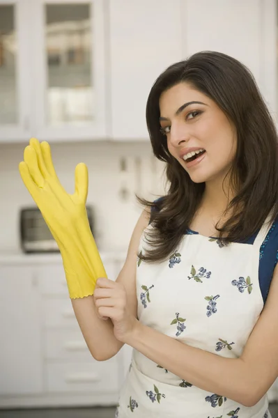 Mujer con guantes de goma —  Fotos de Stock