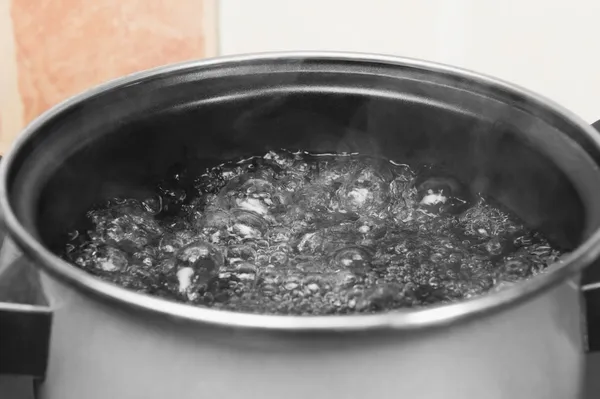 솥에 물을 끓이는 모습 — 스톡 사진