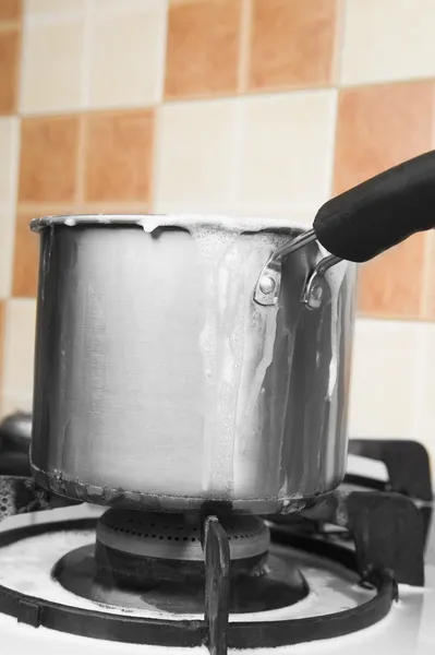 Milch, die über einer Pfanne kocht — Stockfoto