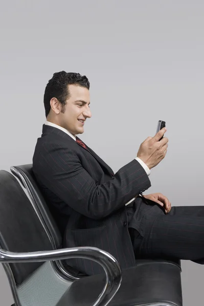 ビジネスマン テキスト ・ メッセージング、携帯電話を — ストック写真