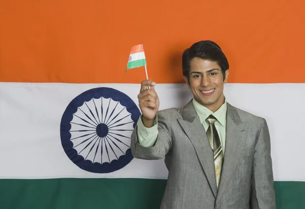 Homem segurando bandeira indiana — Fotografia de Stock