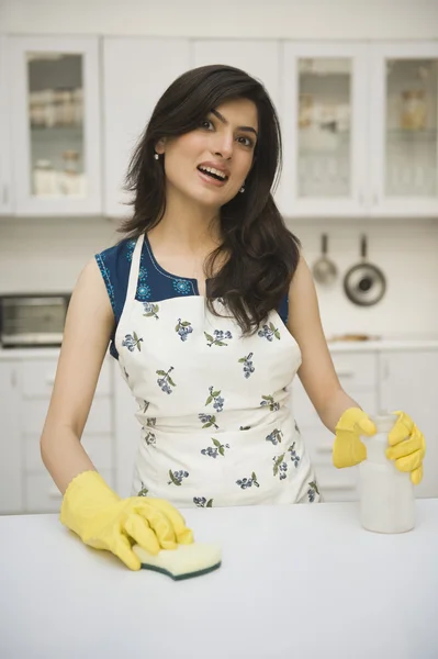 Kvinna rengöring kök — Stockfoto