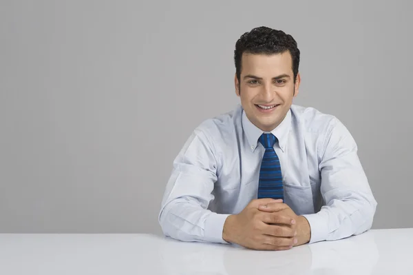 Empresario sonriendo con las manos cerradas — Foto de Stock