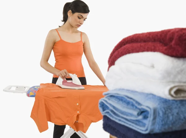 Vrouw strijken kleding — Stockfoto