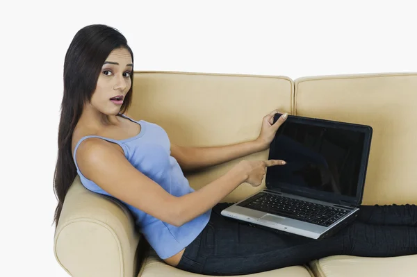 Woman showing a laptop — Stock Photo, Image