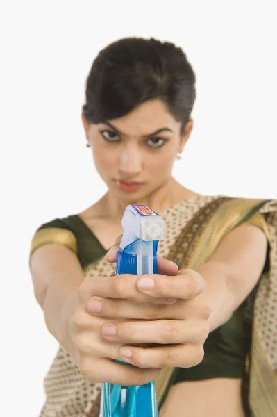 Mujer sosteniendo una botella de spray — Foto de Stock