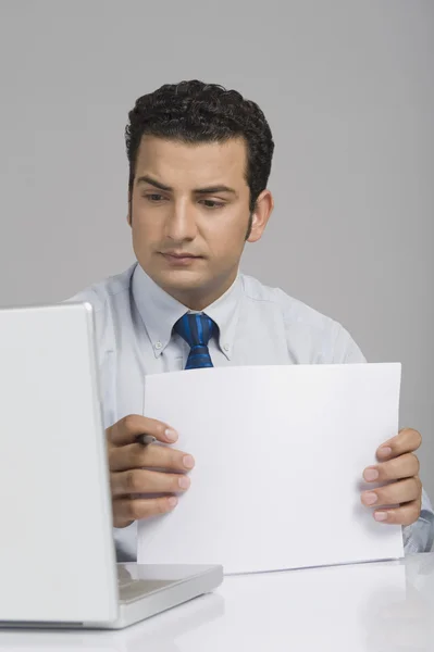 Uomo d'affari che guarda un portatile — Foto Stock