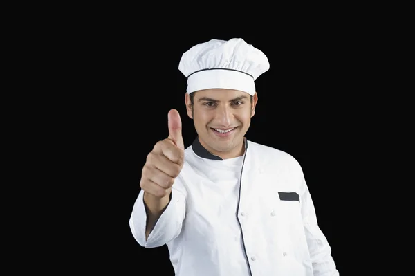 Retrato de um chef gesto polegares para cima sinal — Fotografia de Stock