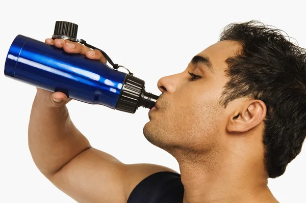 Homme buvant de l'eau d'une bouteille — Photo