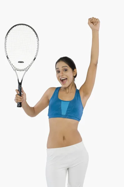 Mujer sosteniendo una raqueta de tenis — Foto de Stock